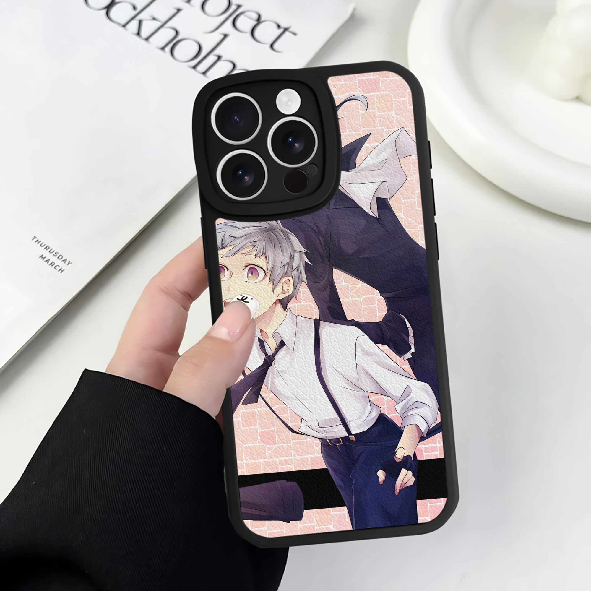 （画像用） 文豪ストレイドッグス Bungo Stray Dogs 【iPhone 16シリーズ対応】シリコンスマホケース（レザー調） 材質：シリコン